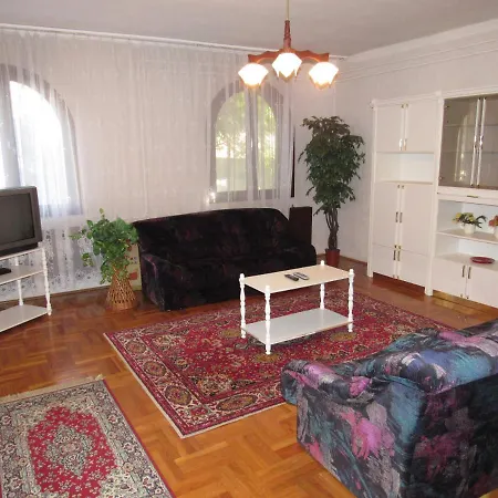 Kossuth Apartman Holiday home *