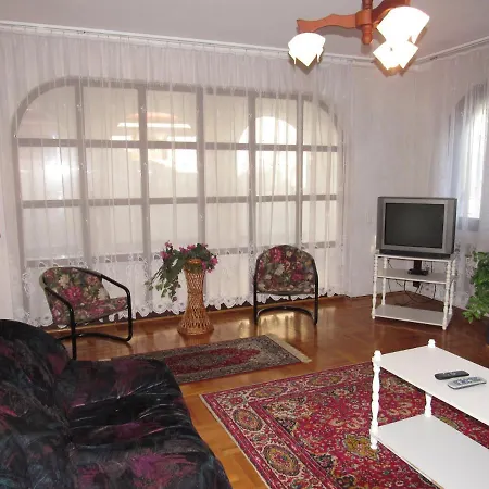 Kossuth Apartman Holiday home