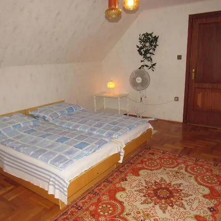 Kossuth Apartman Holiday home